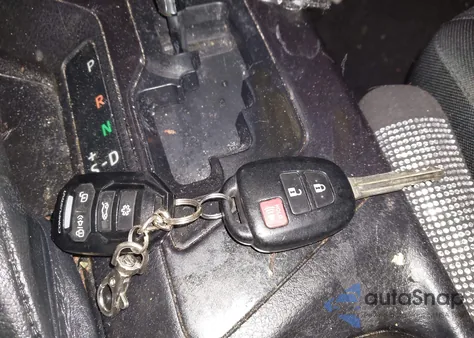 2017 Toyota Rav4 Le z USA, uszkodzony, nr VIN JTMZFREV5HJ148892